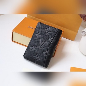 LV Карманный кошелек Модель M69044130 Этот карманный кошелек изго