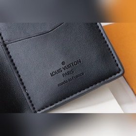 LV Карманный кошелек Модель M69044130 Этот карманный кошелек изго