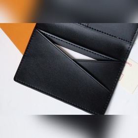 LV Карманный кошелек Модель M69044130 Этот карманный кошелек изго