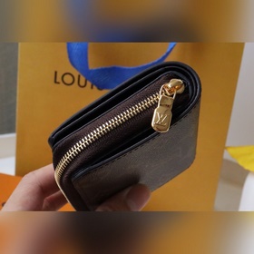 LV Кошелек Lou, модель M81461 изготовлен из ткани Monogram, имеет