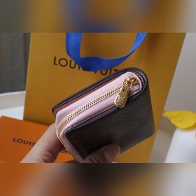 LV Кошелек Lou, модель M81461 изготовлен из ткани Monogram, имеет