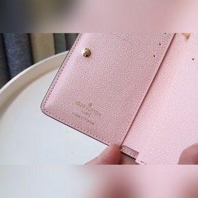 LV Кошелек Lou, модель M81461 изготовлен из ткани Monogram, имеет