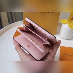 LV Кошелек Lou, модель M81461 изготовлен из ткани Monogram, имеет