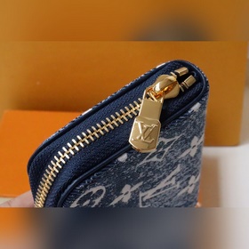 LV Кошелек на молнии, модель M81185  Этот кошелек на молнии изго