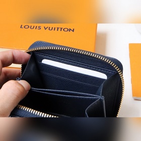 LV Кошелек на молнии, модель M81185  Этот кошелек на молнии изго