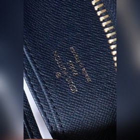 LV Кошелек на молнии, модель M81185  Этот кошелек на молнии изго