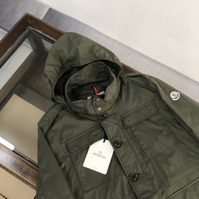 Moncler： популярная куртка-плащ в стиле городской моды. Ткань спе