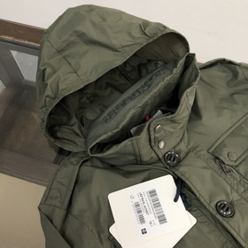 Moncler： популярная куртка-плащ в стиле городской моды. Ткань спе
