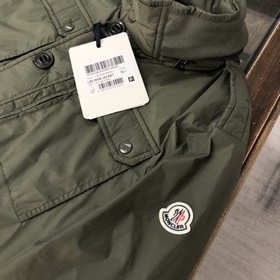 Moncler： популярная куртка-плащ в стиле городской моды. Ткань спе
