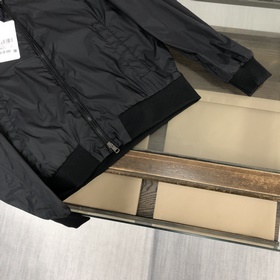 Moncler： популярная куртка-плащ в стиле городской моды. Специальн