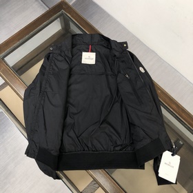 Moncler： популярная куртка-плащ в стиле городской моды. Специальн