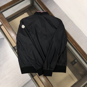 Moncler： популярная куртка-плащ в стиле городской моды. Специальн