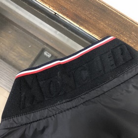Moncler： популярная куртка-плащ в стиле городской моды. Специальн
