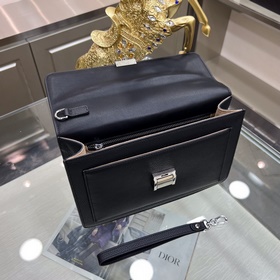 Новейшая сумка Montblanc lnternational (Montblanc) имеет не тольк