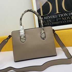 PRADA Сумка Модель： 5008  Изготовлена из импортной телячьей кожи