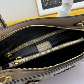 PRADA Сумка Модель： 5008  Изготовлена из импортной телячьей кожи