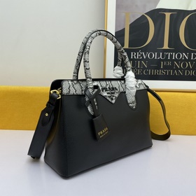 PRADA Сумка Модель： 5008  Изготовлена из импортной телячьей кожи