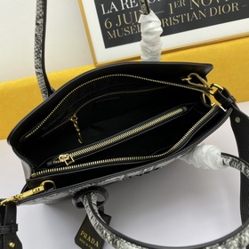 PRADA Сумка Модель： 5008  Изготовлена из импортной телячьей кожи