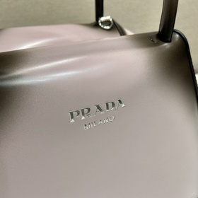 PRADA Сумка-бокс градиентным цветом Модель 1BA366 Новая модель с 