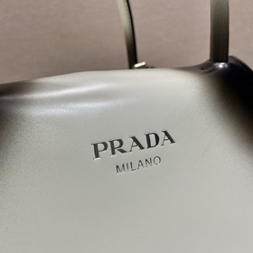 PRADA Сумка-бокс градиентным цветом Модель 1BA366 Новая модель с 