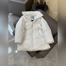 PRADA Новая пуховая куртка с треугольным логотипом, 90% белый гус