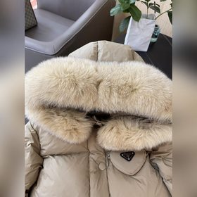 PRADA Пальто с меховым воротником из лисицы, 90% белый гусиный пу