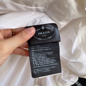 PRADA Новейшая модель осенне-зимней коллекции. Модный пуховик с о