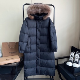 PRADA Новейшая модель длинного пуховика с меховым воротником и ка