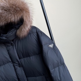 PRADA Новейшая модель длинного пуховика с меховым воротником и ка