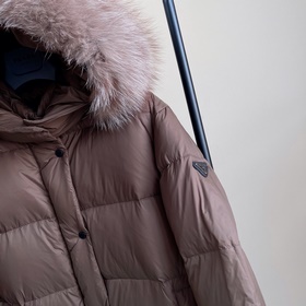 PRADA Новейшая модель длинного пуховика с меховым воротником и ка