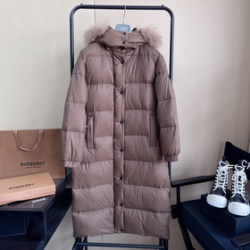 PRADA Новейшая модель длинного пуховика с меховым воротником и ка