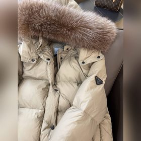 PRADA Длинная пуховая куртка новой модели с треугольным логотипом