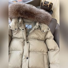 PRADA Длинная пуховая куртка новой модели с треугольным логотипом
