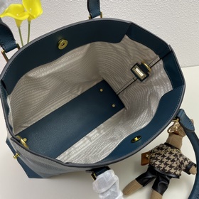 Новая серия сумок PRADA, одновременный выпуск в Европе и США. Каж