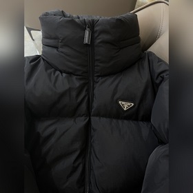 PRADA Новая пуховая куртка с треугольным логотипом, 90% белый гус