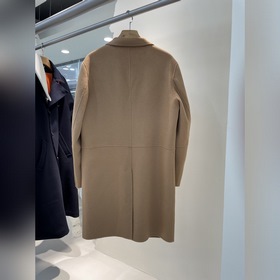 Новое пальто Prada из шерсти Это пальто с ручной строчкой и ориги