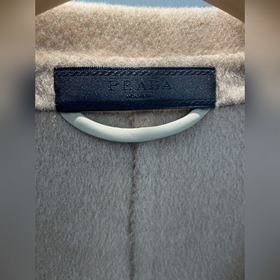 Новое пальто Prada из шерсти Это пальто с ручной строчкой и ориги