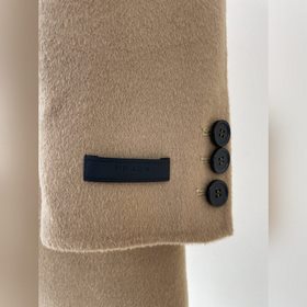 Новое пальто Prada из шерсти Это пальто с ручной строчкой и ориги