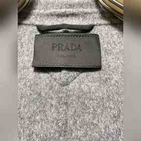 Шерстяной пальто Prada Это пальто с ручной строчкой и оригинально