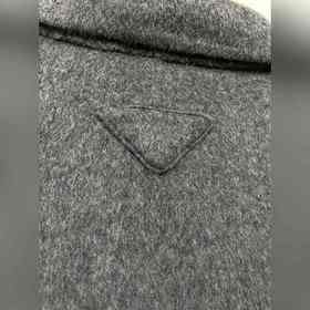 Шерстяной пальто Prada Это пальто с ручной строчкой и оригинально