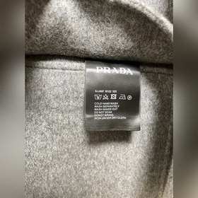 Шерстяной пальто Prada Это пальто с ручной строчкой и оригинально
