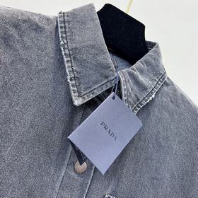 Джинсовая рубашка Prada с треугольным логотипом Эта рубашка в сти