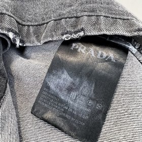 Джинсовая рубашка Prada с треугольным логотипом Эта рубашка в сти