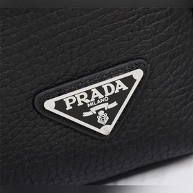 Новейшая модель сумки Prada с замком на кодовом замке 2022 года. 