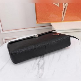 Новейшая модель сумки Prada с замком на кодовом замке 2022 года. 