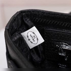Новейшая модель сумки Prada с замком на кодовом замке 2022 года. 