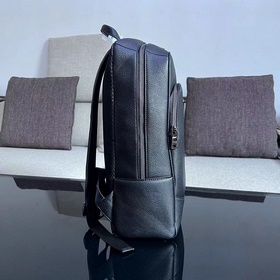 Рюкзак Prada из высококачественной импортной кожи, с логотипом из