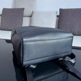 Рюкзак Prada из высококачественной импортной кожи, с логотипом из