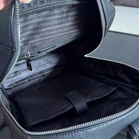 Рюкзак Prada из высококачественной импортной кожи, с логотипом из