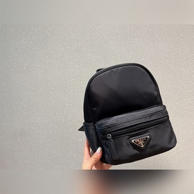Рюкзак Prada из нейлона Классическая модель, подходит к любому с